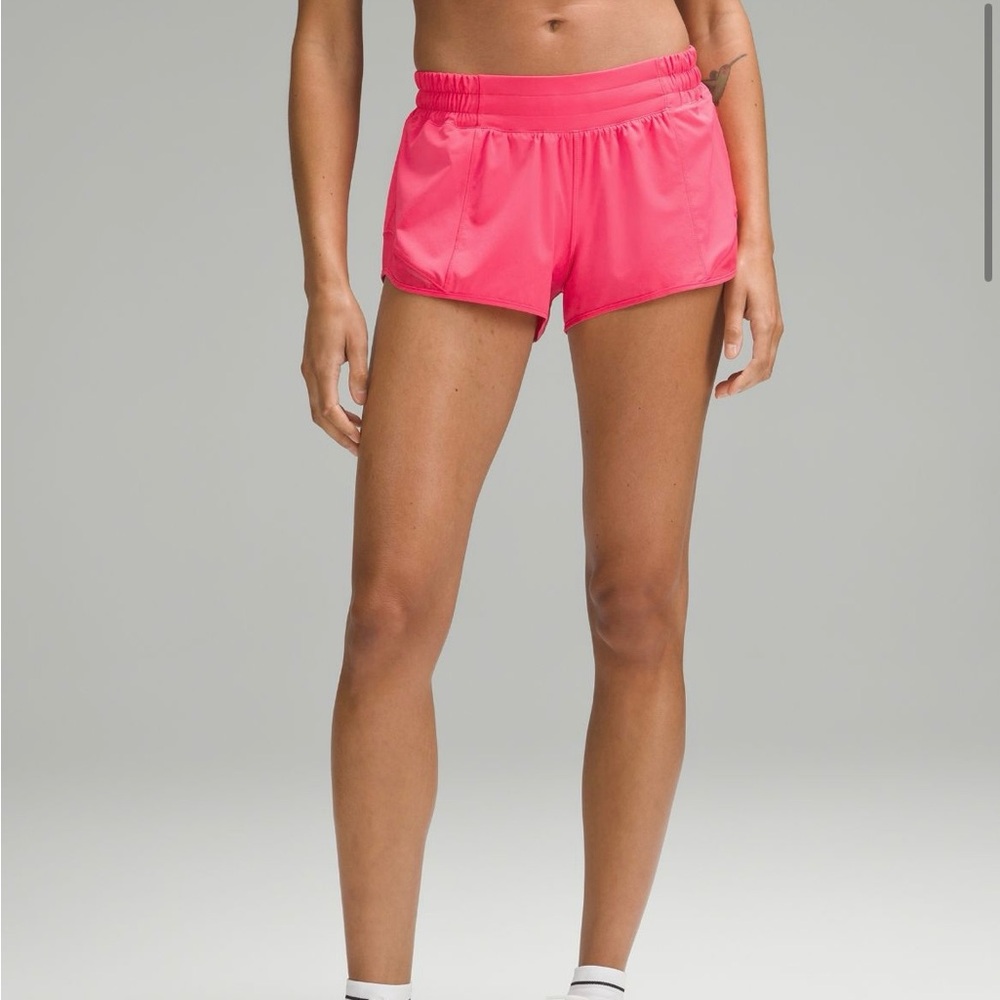 Lululemon Hotty Hot Low Rise 2.5 short - Lip Gloss